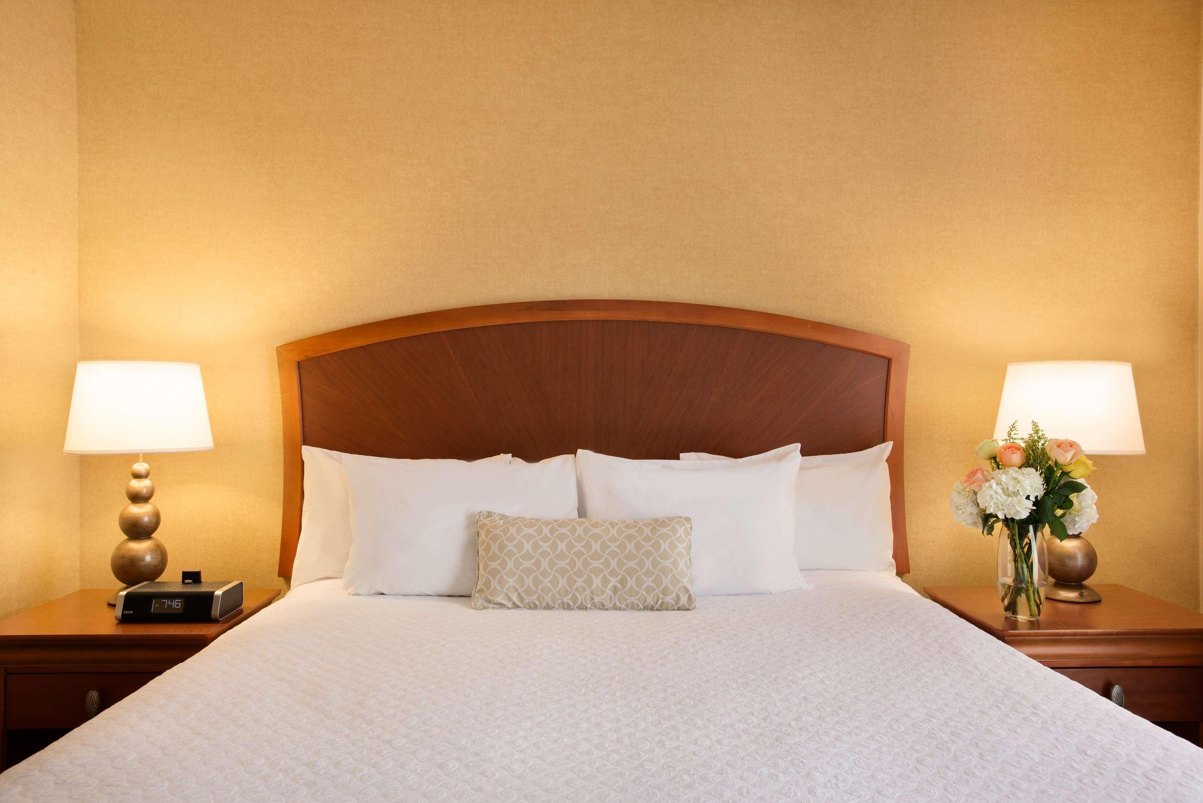 Embassy Suites By Hilton Greensboro Airport Bagian luar foto