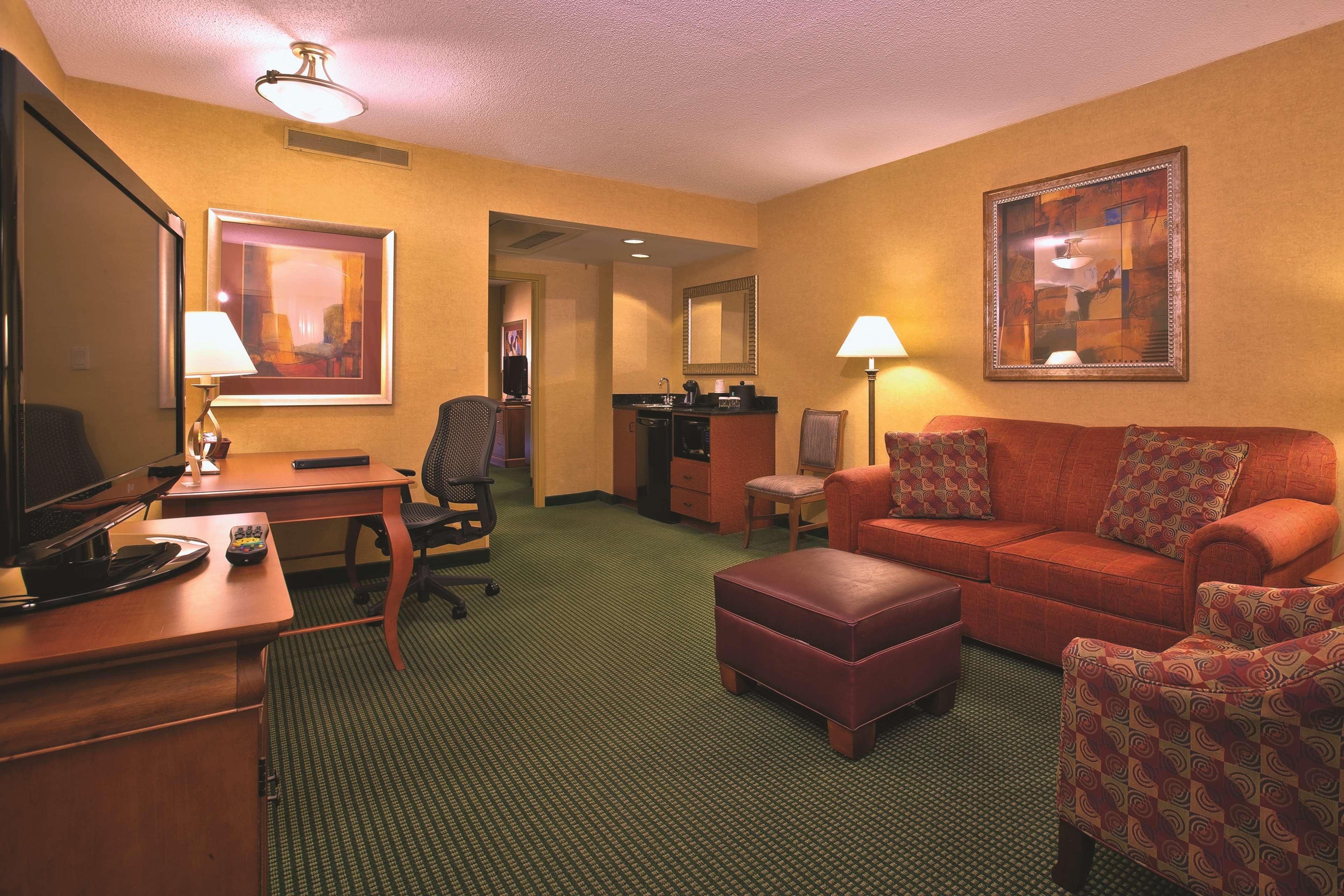 Embassy Suites By Hilton Greensboro Airport Bagian luar foto
