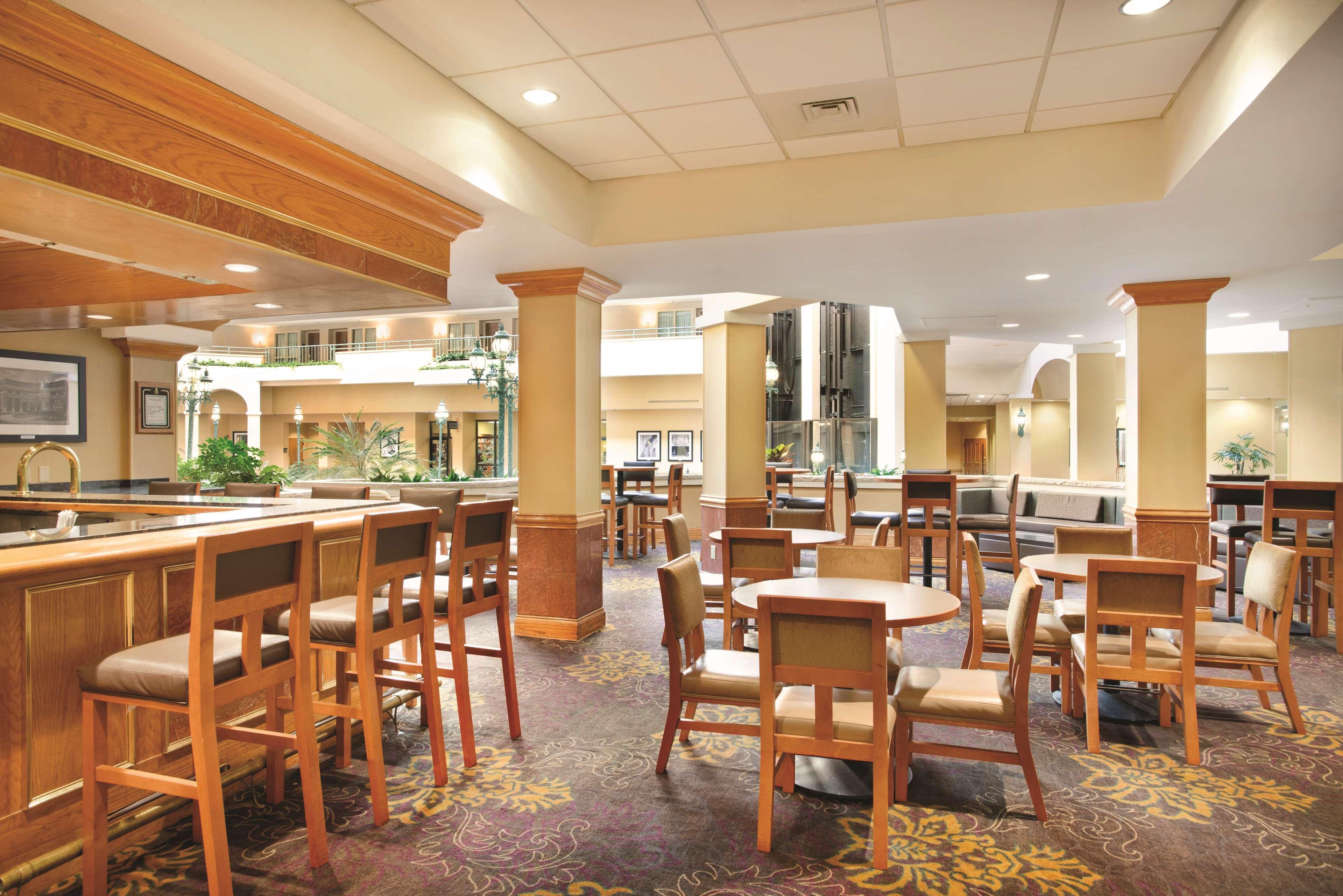 Embassy Suites By Hilton Greensboro Airport Bagian luar foto