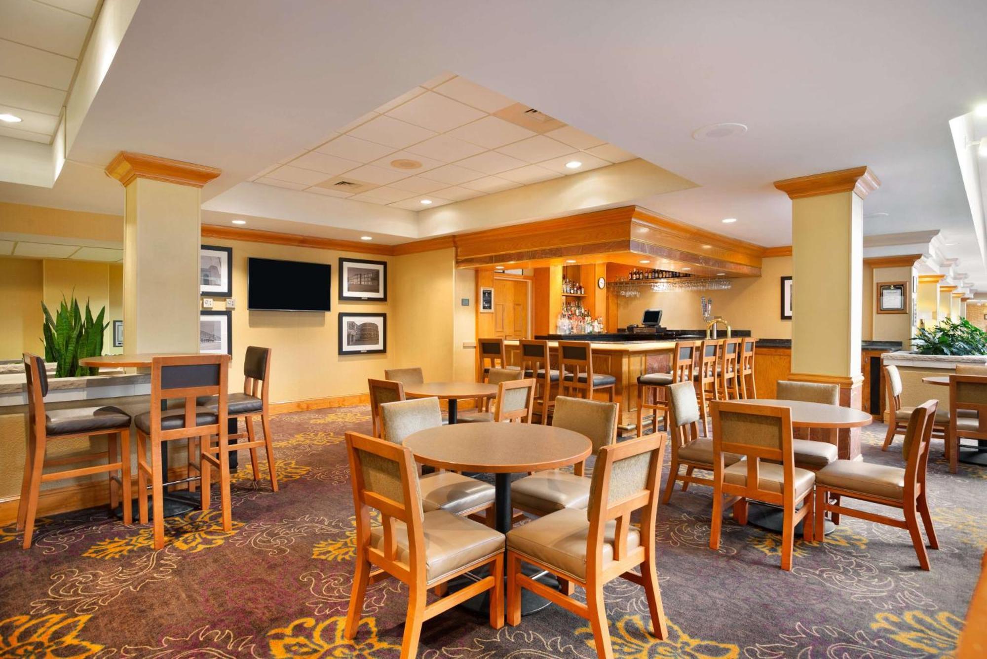 Embassy Suites By Hilton Greensboro Airport Bagian luar foto