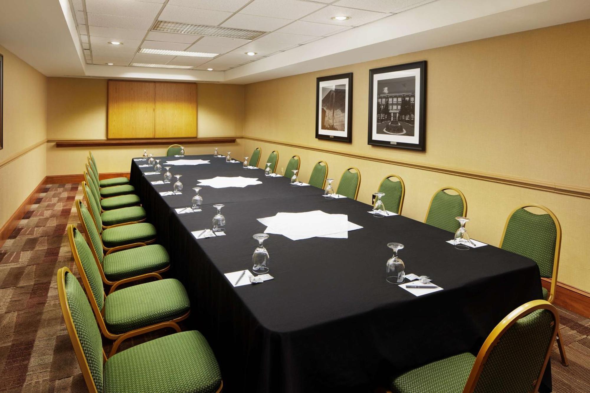 Embassy Suites By Hilton Greensboro Airport Bagian luar foto