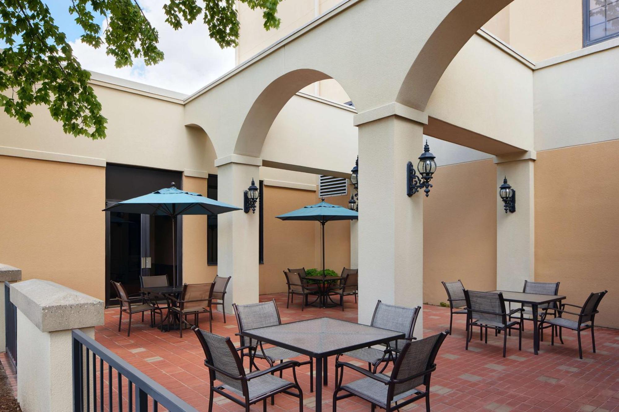 Embassy Suites By Hilton Greensboro Airport Bagian luar foto