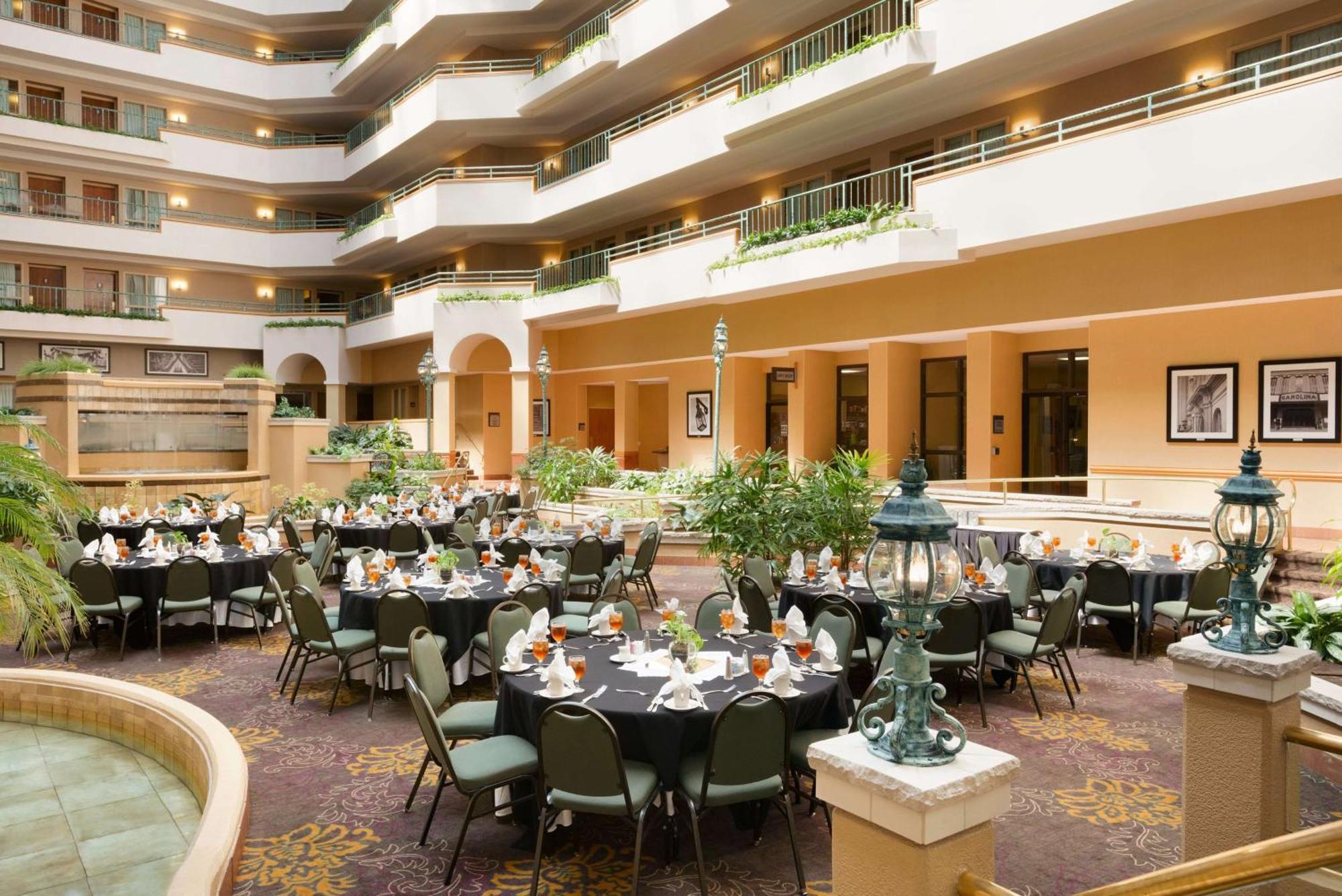 Embassy Suites By Hilton Greensboro Airport Bagian luar foto