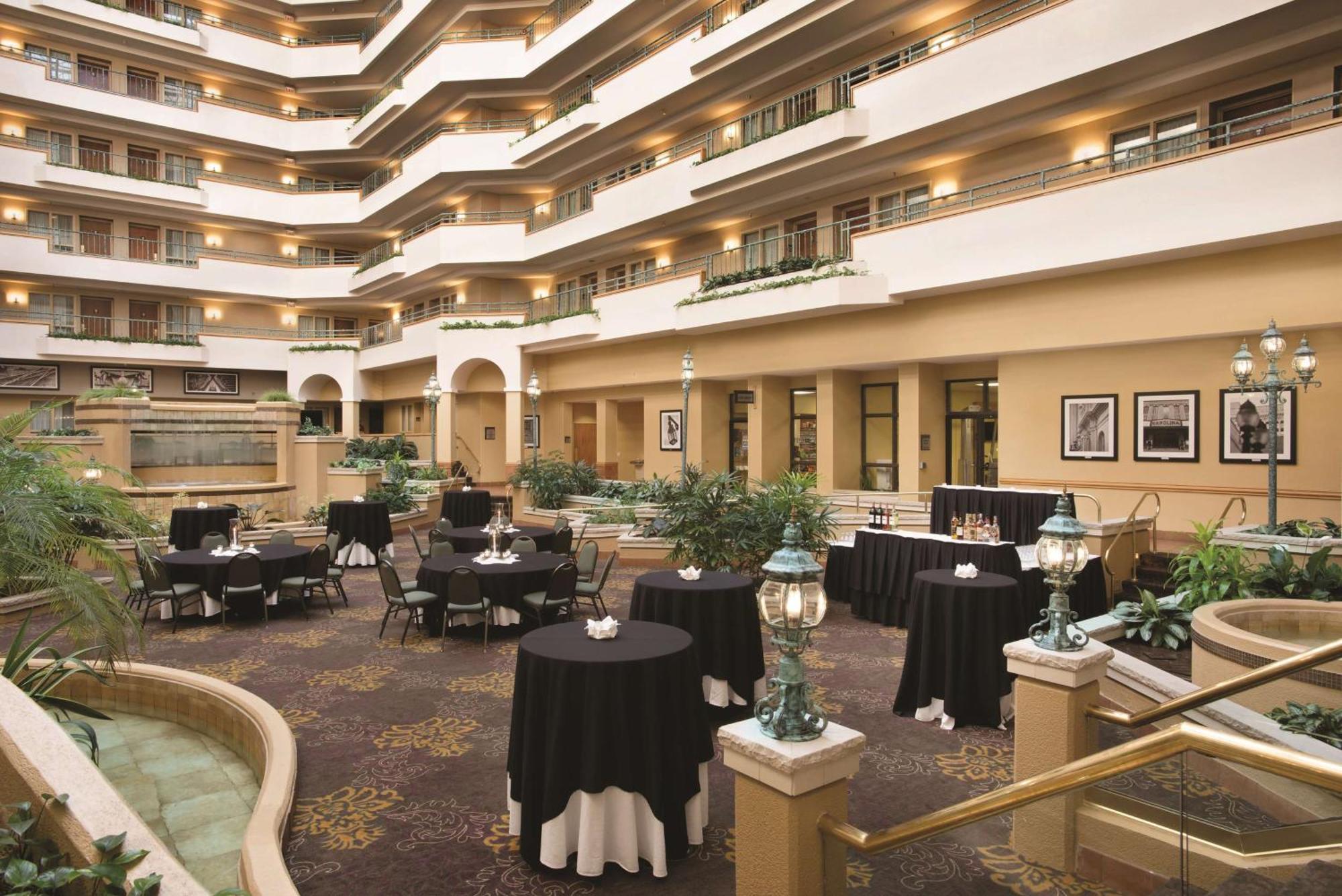 Embassy Suites By Hilton Greensboro Airport Bagian luar foto