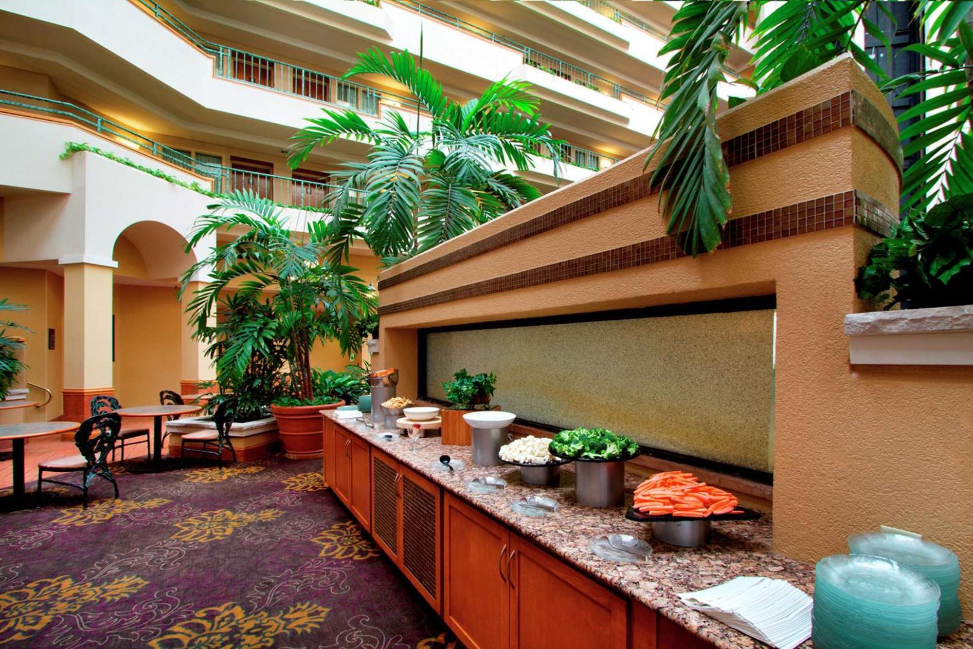 Embassy Suites By Hilton Greensboro Airport Bagian luar foto